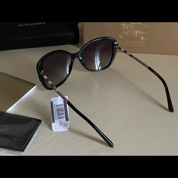 🔥Brand new Burberry sunglasses 👌🏼🔥 - Picture 4 of 8